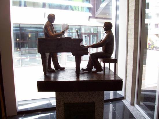 Beeld Harry Bannink en Willem Wilmink in het Muziekcentrum Enschede